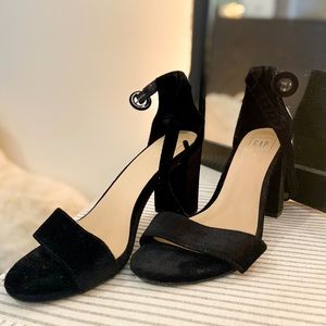 💥NWOT💥 GAP Velvet Heels